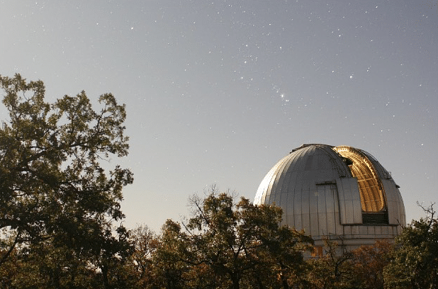 Les observations ont été conduites dans le cadre du SPIRou Legacy Survey, un programme franco-canadien totalisant plus de 300 nuits sur 3 ans. Elles ont été combinées avec des observations SOPHIE obtenues essentiellement entre 2021 et 2023 issues d'un très grand programme mené sur SOPHIE depuis plus de 10 ans. Crédit photo : A. Santerne - OHP/CNRS